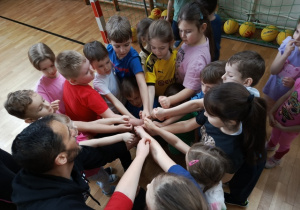 Grupowy okrzyk na zakończenie treningu.