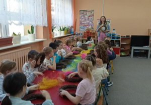 Dzieci słuchają objaśnień pani Sylwii