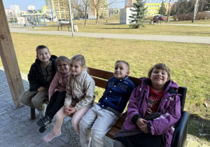 Leon, Wiktoria, Wiktoria, Staś i Łucja korzystają z tężni solankowej.