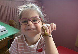 Wiktoria Szyba prezentująca swojego dinozaura.