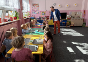Grupa przygotowuje się do pracy.