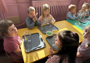 Łucja, Wiktoria, Maja i Sebastian podczas pracy.