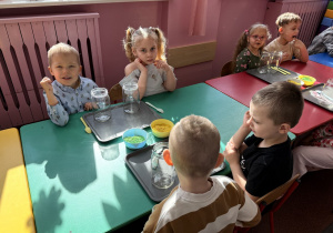 Aleksander, Victoriia, Oliwier i Nazar podczas pracy.