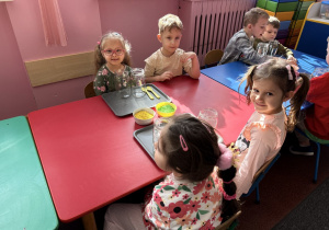 Lenka, Staś, Maja i Nadia podczas tworzenia słoików.