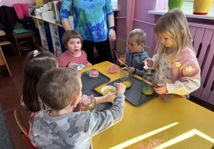 Maja, Sebastian, Filip, Wiktoria i Łucja podczas tworzenia słoików.