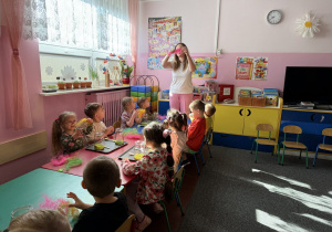 Dzieci uważnie słuchają instrukcji tworzenia stroików.
