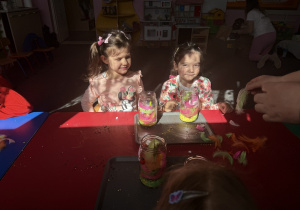 Maja i Nadia ze swoimi pracami.