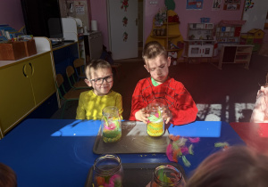 Leon i Sebastian ze swoimi pracami.