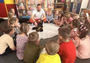 Dzieci uważnie słuchają opowieści o królikach.