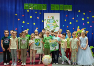 6 latki "Biedronki" świętują Dzień Ziemi.