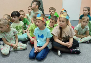 Koledzy dopingują sprzątającym kolegom.