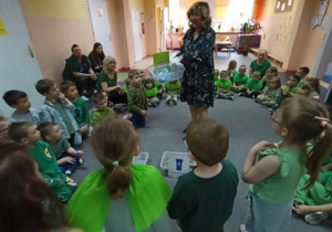 Przedszkolaki sprawdzają, czy dzieci prawidłowo wykonały zadanie.