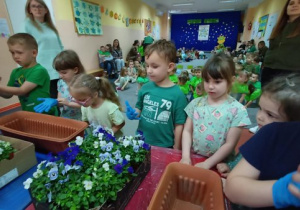 Dzieci przygotowują się do sadzenia kwiatów.