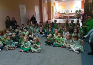 Przedszkolaki z zainteresowaniem oglądają występy kolegów.