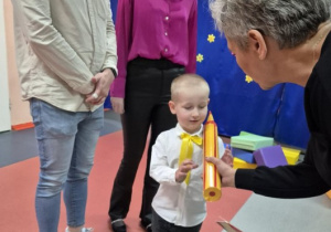 Pani dyrektor pasuje na przedszkolaka Mikołaja