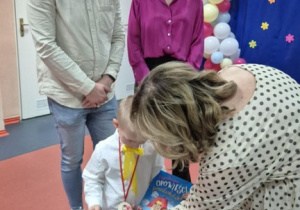 Mikołaj otrzymuje medal super przedszkolaka.