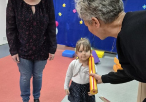 Zosia pasowana na przedszkolaka.