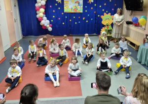 Dzieci przygotowują się do występów.