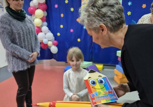 Weronika pasowana na przedszkolaka.