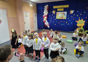 Maja, Antoś, Mikołaj, Zosia, Filip i Liwia recytują wiersz "Przedszkolaczek".