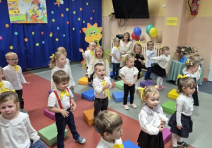 Dzieci śpiewają piosenkę "Mały przedszkolak".
