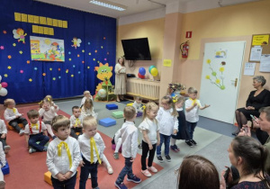 Olek, Fabian, Timosza, Kristinka, Zuzia, Ada, i Ostap śpiewają piosenkę "Jestem muzykantem".