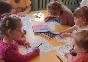 Dzieci kolorują portret Kici Koci.