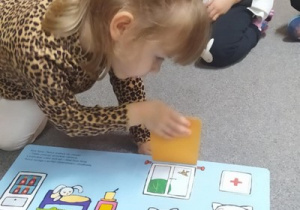 Maja poznaje zawód lekarza.
