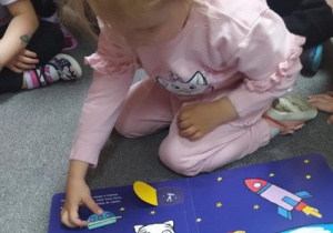Kristinka poznaje zawód astronauty.