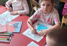 Dzieci kolorują portret Kici Koci.