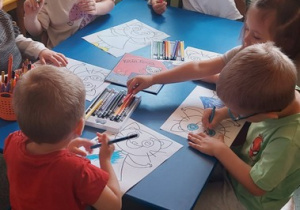 Dzieci kolorują portret Kici Koci.