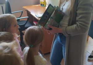 Pani bibliotekarka opowiada dzieciom o książkach.