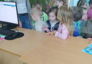 Dzieci poznają bibliotekę i zawód bibliotekarki.