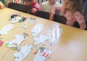 W bibliotecznej sali edukacyjnej dzieci poznają bohaterów jednej z książek.