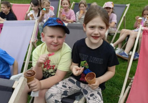 Laura i Oliwier jedzą smaczne lody.