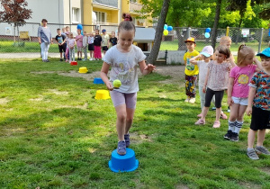 Marysia w konkurencji "kelner".