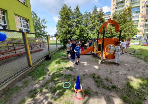 Gabryś celuje obręczą na pachołek.