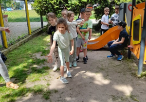Nika rzuca obręczą na pachołek.