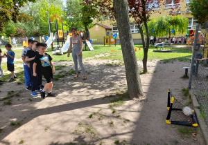 Hubert strzela gola piłką do bramki.
