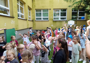 Zabawy przy piosence "Dziecka dzień" z bańkami mydlanymi.