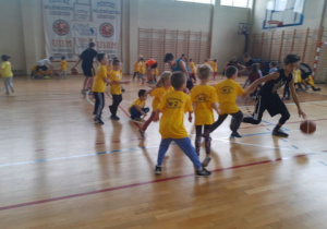 Dzieci mini mecze z koszykarzami.