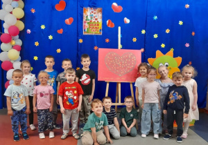 Dzieci z grupy "Poziomki" prezentują swój obraz.
