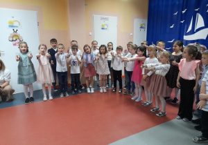 Przedszkolaki z grupy "Biedronki" śpiewają piosenkę.