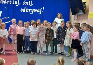 Grupa "Skrzaty" śpiewa piosenkę.