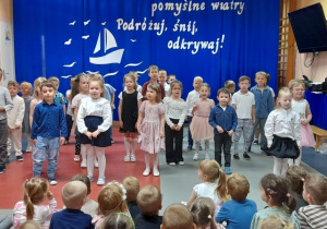 Dzieci śpiewają piosenkę.