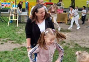 Rodzice ze swoimi pociechami podczas tańca.