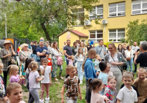 Rodzice i dzieci podczas pikniku.