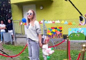 Kristinka z mamą w trakcie nagrywania zdjęć 3D.