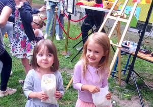 Zosia i Marysia z popcornem.