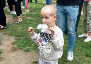 Mikołaj z watą cukrową.
